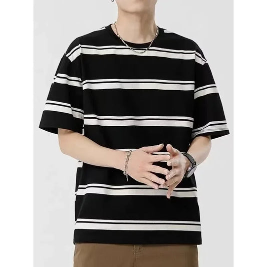 Camiseta masculina, manga curta, gola redonda, listras.